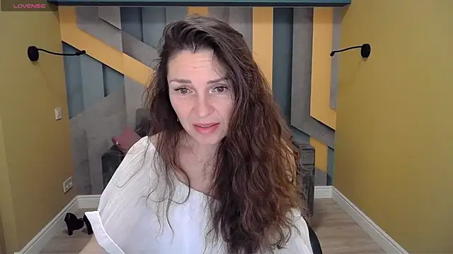 Snapshot of EllaLong chatting on 01.12.25 EllaLong online show from 01.12.25