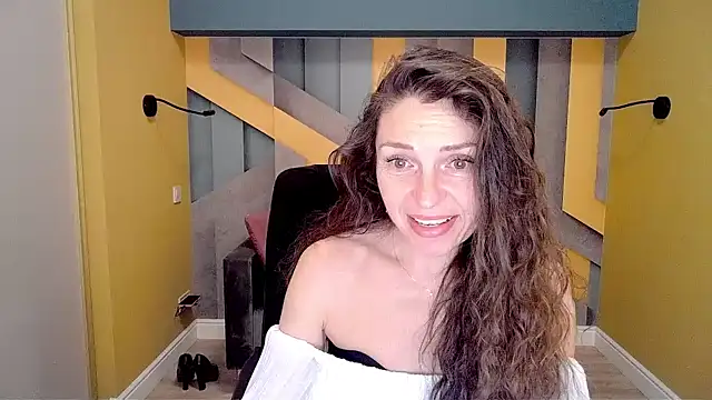 Snapshot of EllaLong chatting on 02.15.25 EllaLong online show from 02.15.25