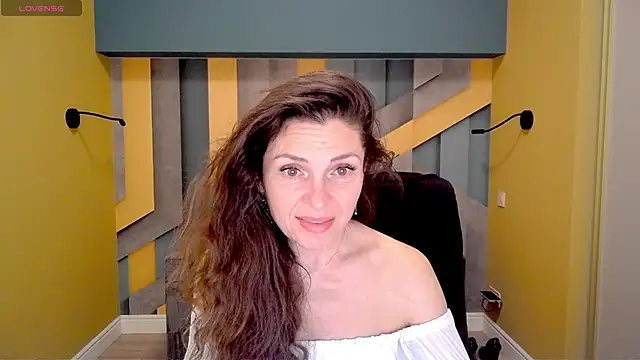 Snapshot of EllaLong chatting on 02.19.25 EllaLong online show from 02.19.25