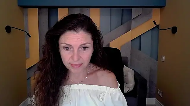 Snapshot of EllaLong chatting on 09.09.25 EllaLong online show from 09.09.25