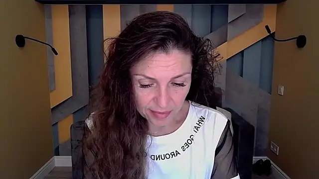 Snapshot of EllaLong chatting on 09.10.25 EllaLong online show from 09.10.25