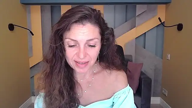 Snapshot of EllaLong chatting on 09.13.25 EllaLong online show from 09.13.25