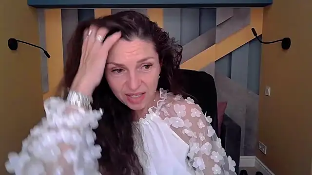 Snapshot of EllaLong chatting on 09.14.25 EllaLong online show from 09.14.25