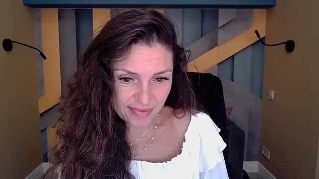 Snapshot of EllaLong chatting on 09.15.25 EllaLong online show from 09.15.25