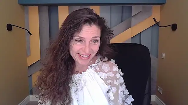 Snapshot of EllaLong chatting on 09.16.25 EllaLong online show from 09.16.25