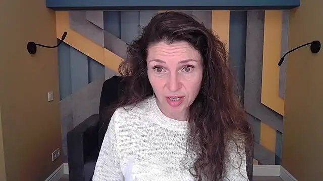 Snapshot of EllaLong chatting on 09.28.25 EllaLong online show from 09.28.25