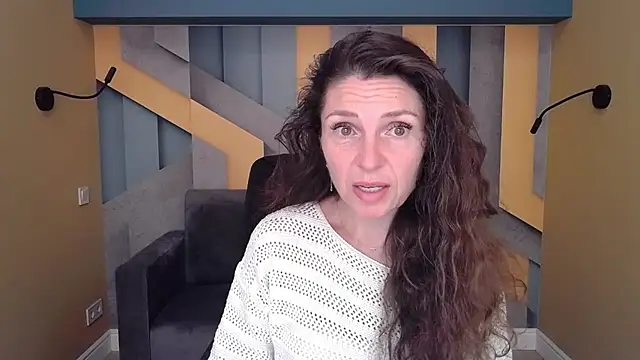 Snapshot of EllaLong chatting on 09.29.25 EllaLong online show from 09.29.25