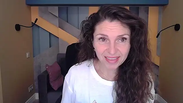 Snapshot of EllaLong chatting on 09.30.25 EllaLong online show from 09.30.25