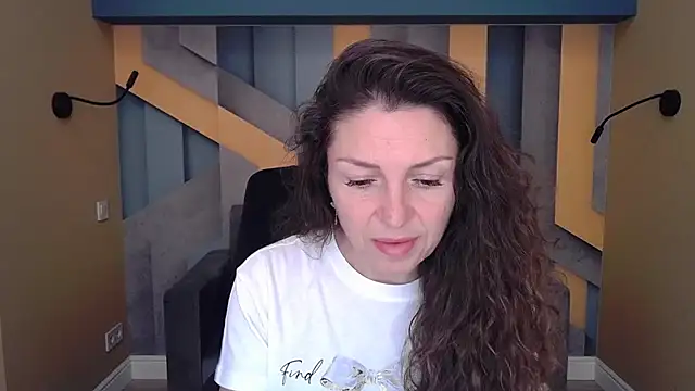 Snapshot of EllaLong chatting on 10.03.25 EllaLong online show from 10.03.25