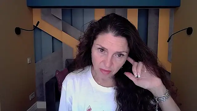 Snapshot of EllaLong chatting on 10.04.25 EllaLong online show from 10.04.25