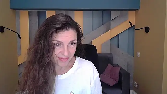 Snapshot of EllaLong chatting on 10.05.25 EllaLong online show from 10.05.25