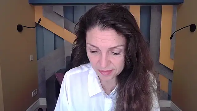 Snapshot of EllaLong chatting on 10.08.25 EllaLong online show from 10.08.25