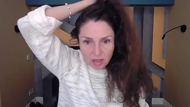 Snapshot of EllaLong chatting on 10.09.25 EllaLong online show from 10.09.25