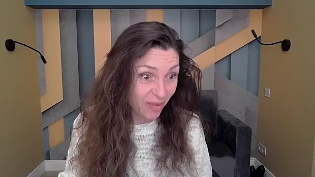 Snapshot of EllaLong chatting on 10.10.25 EllaLong online show from 10.10.25