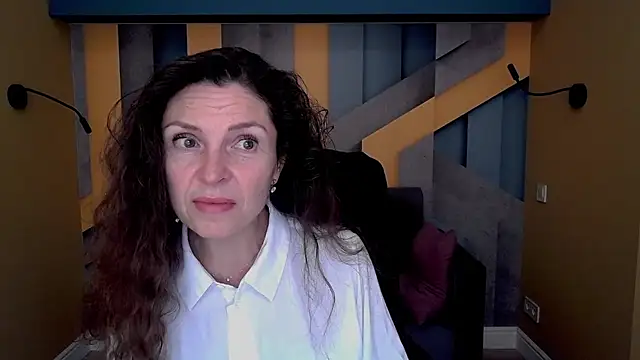 Snapshot of EllaLong chatting on 10.14.25 EllaLong online show from 10.14.25