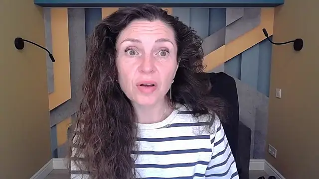 Snapshot of EllaLong chatting on 10.15.25 EllaLong online show from 10.15.25