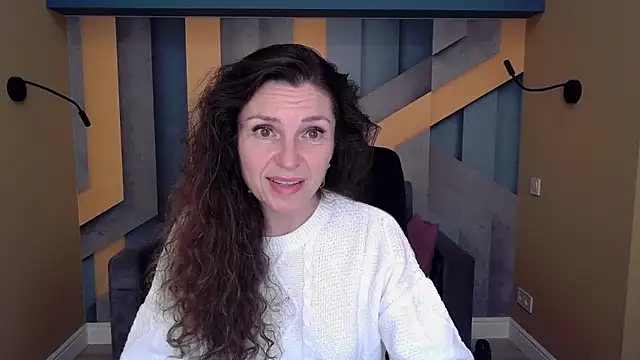 Snapshot of EllaLong chatting on 10.18.25 EllaLong online show from 10.18.25