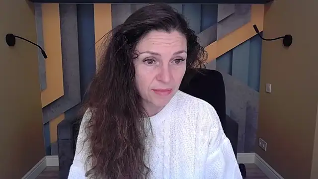 Snapshot of EllaLong chatting on 10.19.25 EllaLong online show from 10.19.25