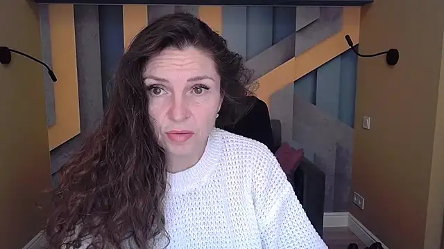 Snapshot of EllaLong chatting on 10.21.25 EllaLong online show from 10.21.25