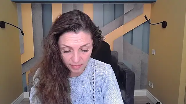 Snapshot of EllaLong chatting on 10.22.25 EllaLong online show from 10.22.25