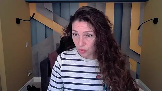 Snapshot of EllaLong chatting on 10.28.25 EllaLong online show from 10.28.25