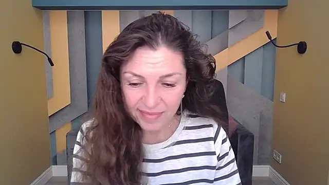 Snapshot of EllaLong chatting on 10.31.25 EllaLong online show from 10.31.25