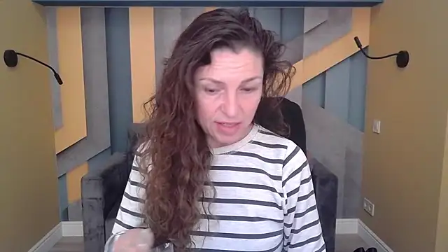 Snapshot of EllaLong chatting on 11.03.25 EllaLong online show from 11.03.25