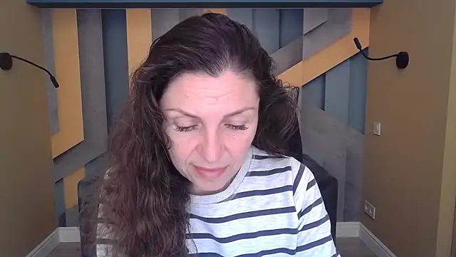 Snapshot of EllaLong chatting on 11.05.25 EllaLong online show from 11.05.25