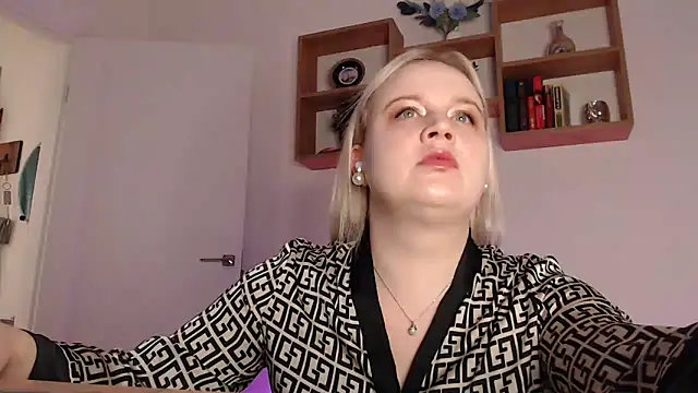 Snapshot of Karolina_love_ chatting on 11.15.25 Karolina love online show from 11.15.25