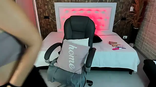 Snapshot of kitty__horny chatting on 01.18.25 kitty horny online show from 01.18.25