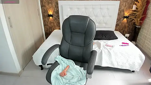 Snapshot of kitty__horny chatting on 01.29.25 kitty horny online show from 01.29.25