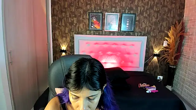 Snapshot of kitty__horny chatting on 02.06.25 kitty horny online show from 02.06.25