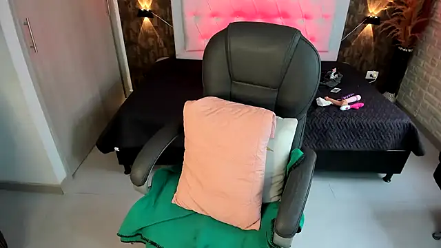 Snapshot of kitty__horny chatting on 02.06.25 kitty horny online show from 02.06.25