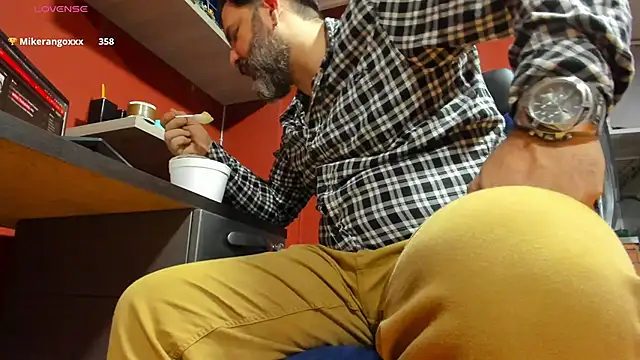 Snapshot of Maxi_TheBigDaddy chatting on 02.26.25 Maxi TheBigDaddy online show from 02.26.25