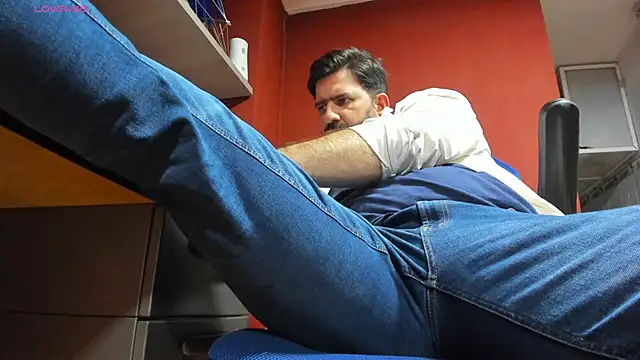 Snapshot of Maxi_TheBigDaddy chatting on 03.04.25 Maxi TheBigDaddy online show from 03.04.25