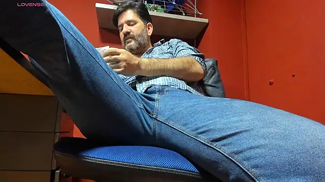 Snapshot of Maxi_TheBigDaddy chatting on 03.10.25 Maxi TheBigDaddy online show from 03.10.25