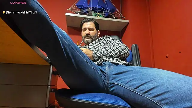 Snapshot of Maxi_TheBigDaddy chatting on 03.18.25 Maxi TheBigDaddy online show from 03.18.25