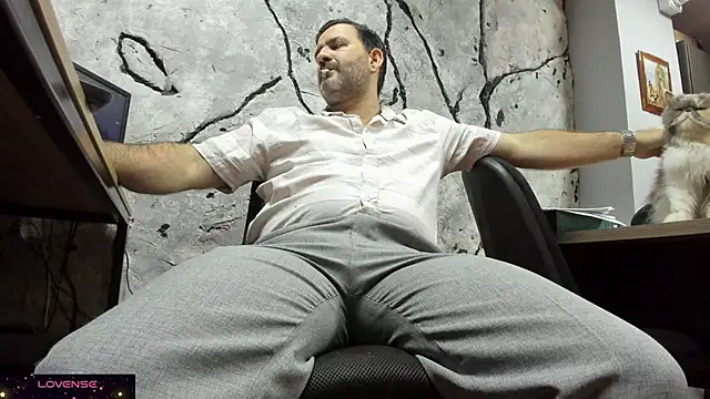 Snapshot of Maxi_TheBigDaddy chatting on 09.25.25 Maxi TheBigDaddy online show from 09.25.25