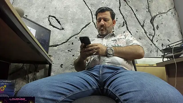 Snapshot of Maxi_TheBigDaddy chatting on 10.01.25 Maxi TheBigDaddy online show from 10.01.25