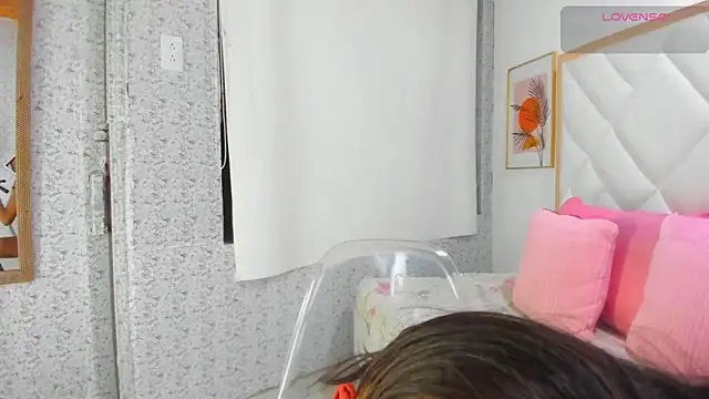 Snapshot of EmiliBonnie chatting on 10.17.25 EmiliBonnie online show from 10.17.25