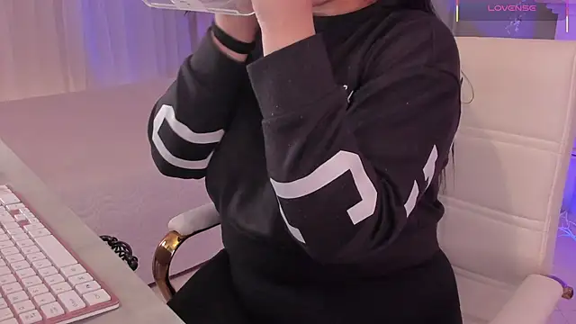 Snapshot of scarlet_miller1 chatting on 11.07.25 scarlet miller1 online show from 11.07.25