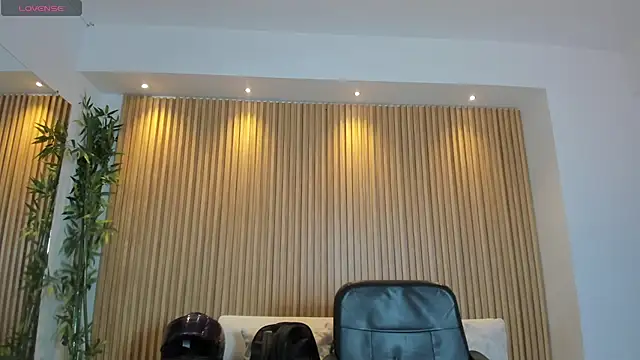 Snapshot of charlottewhitte chatting on 10.24.25 charlottewhitte online show from 10.24.25