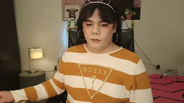 Snapshot of Violetacam_05 chatting on 02.01.25 Violetacam 05 online show from 02.01.25