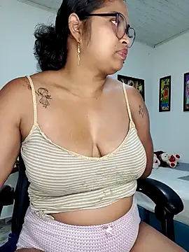 Snapshot of chalohott chatting on 01.30.25 chalohott online show from 01.30.25