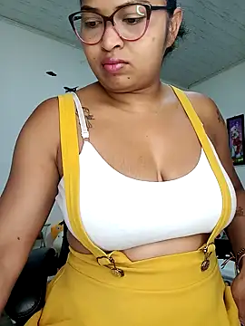 Snapshot of chalohott chatting on 02.01.25 chalohott online show from 02.01.25