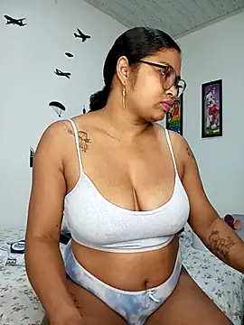 Snapshot of chalohott chatting on 03.13.25 chalohott online show from 03.13.25