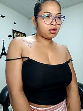 Snapshot of chalohott chatting on 09.14.25 chalohott online show from 09.14.25