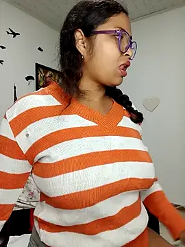 Snapshot of chalohott chatting on 09.21.25 chalohott online show from 09.21.25