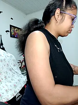 Snapshot of chalohott chatting on 09.24.25 chalohott online show from 09.24.25