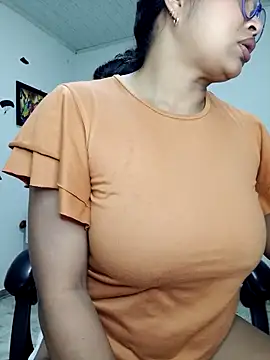 Snapshot of chalohott chatting on 09.26.25 chalohott online show from 09.26.25